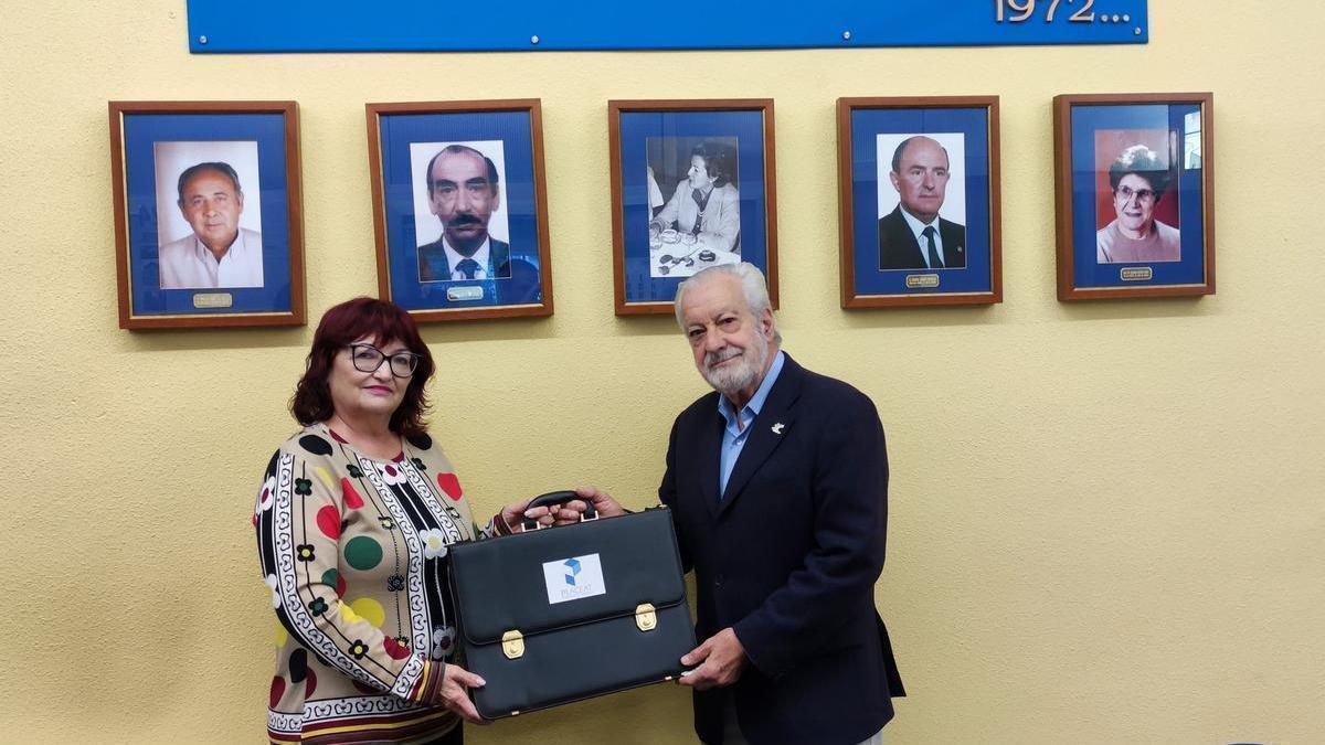 Paco Valverde (en el traspaso de carteras de Placeat en Plasencia), premiado por la asociación de fundaciones de Extremadura.