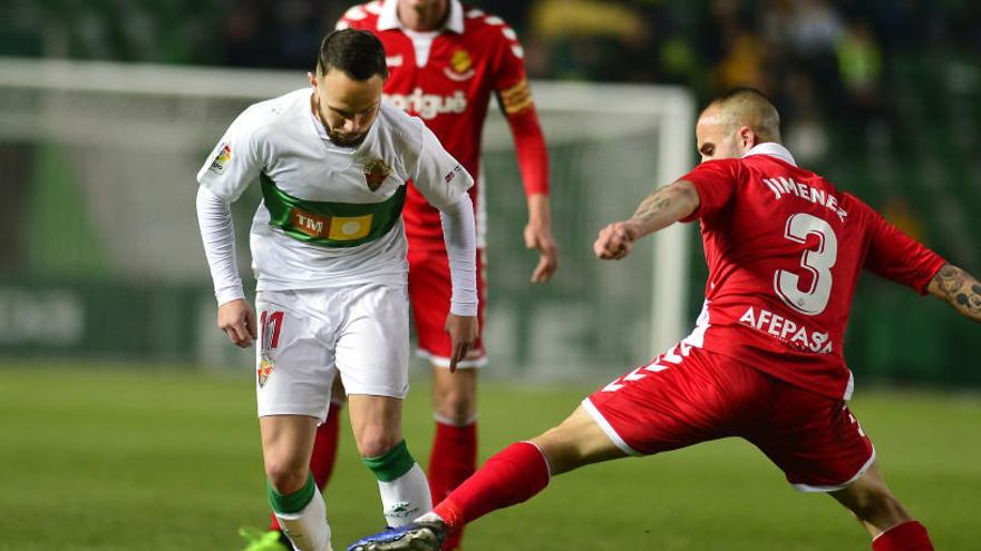 Ivan Sánchez intenta irse de un jugador del Nàstic