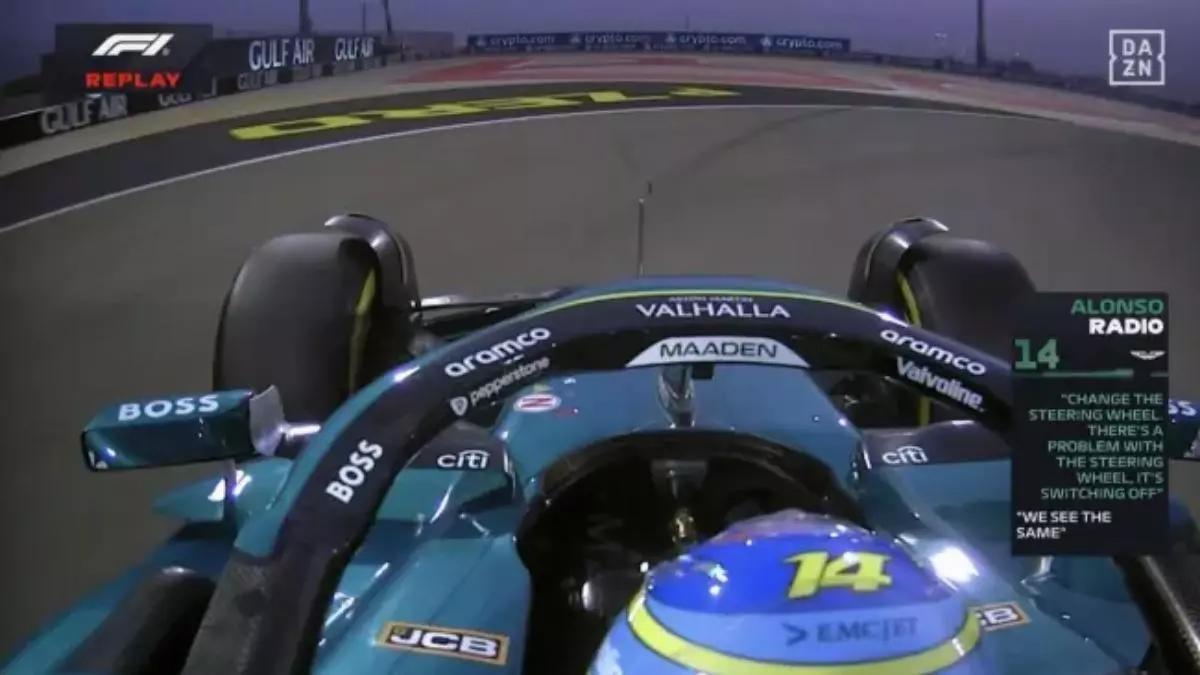 Momento en el que Alonso se queda con el volante en las manos.