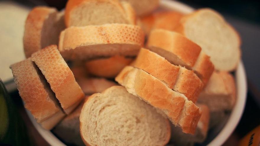 El sencillo truco de los nutricionistas con el que vas a evitar engordar comiendo pan