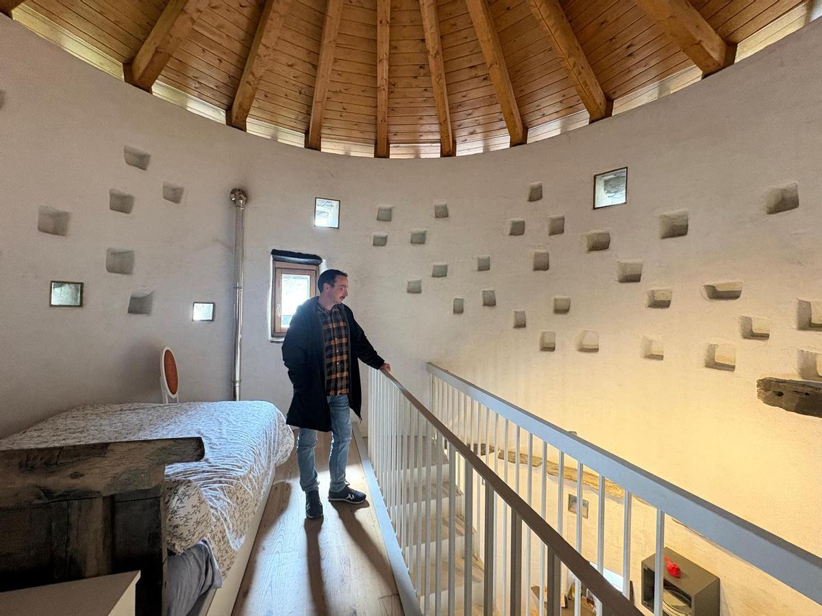 Francisco Lera observa la construcción desde el piso de arriba, dedicado a habitación.