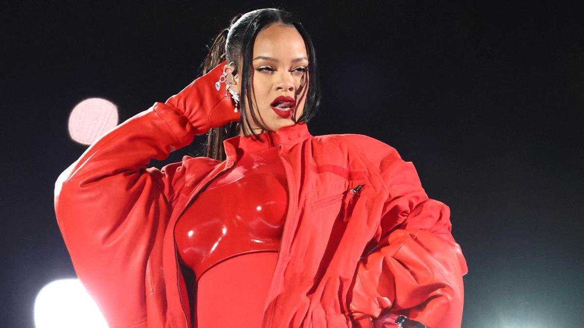 Rihanna, la nueva ’Mujer de rojo’, jefaza en la Super Bowl.