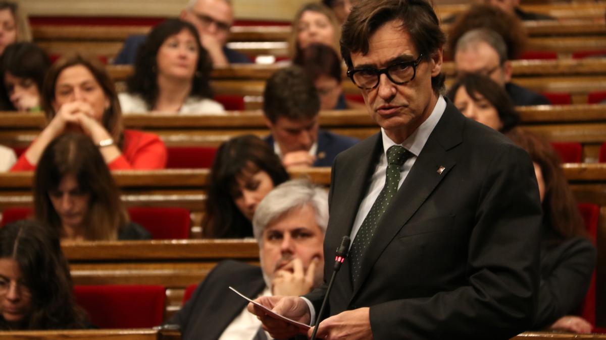 El líder del PSC, Salvador Illa, durante una intervención en el pleno del Parlament