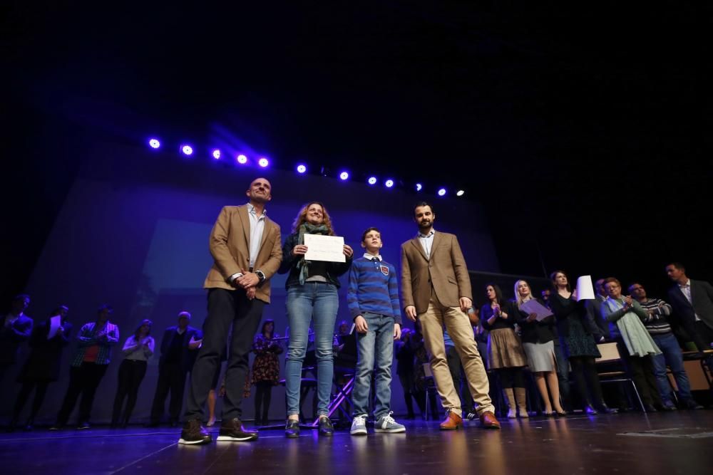 El Teatro Municipal acogió un emotivo Homenaje a los maestros y maestras jubilados de Torrevieja