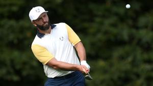FARMINGDALE, NEW YORK - SEPTEMBER 23: Jon Rahm of Team Europe hits a chip shot on the third hole prior to the Ryder Cup 2025 at Black Course at Bethpage State Park Golf Course on September 23, 2025 in Farmingdale, New York. Carl Recine/Getty Images/AFP (Photo by Carl Recine / GETTY IMAGES NORTH AMERICA / Getty Images via AFP)