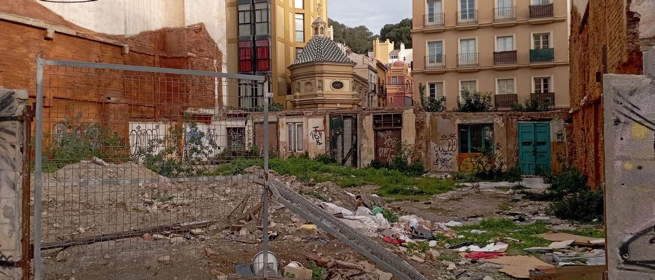 Vista del solar este mes, con la ermita de calle Agua, al fondo.