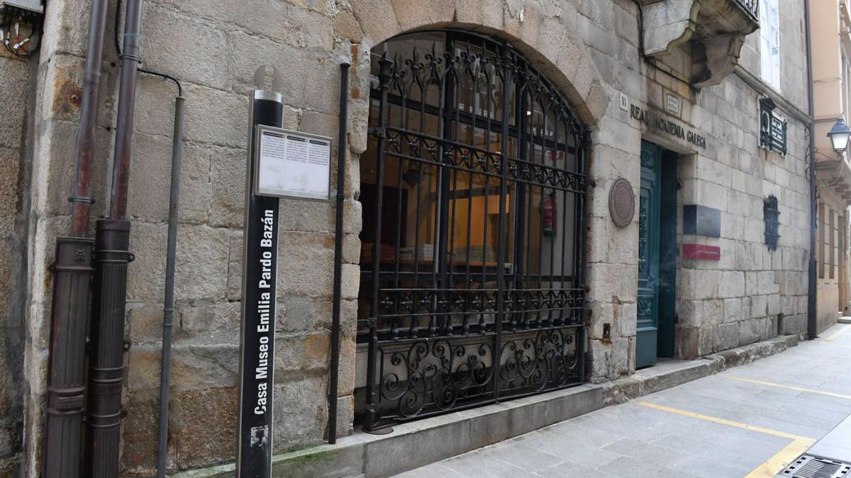 Entrada a la Real Academia Galega, en la calle Tabernas. |  // VÍCTOR ECHAVE