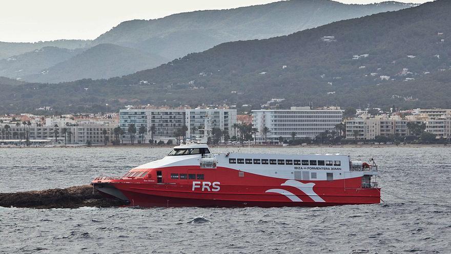 Aseguran el ferri encallado en Ibiza ante la llegada de mal tiempo