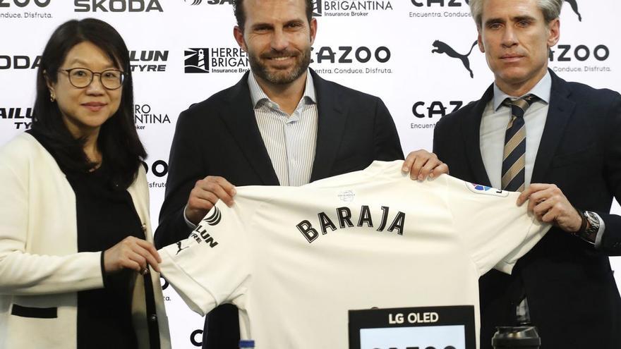 El fichaje de Baraja fue oficial el 14 de febrero y un día después fue presentado en Mestalla.  | F. CALABUIG