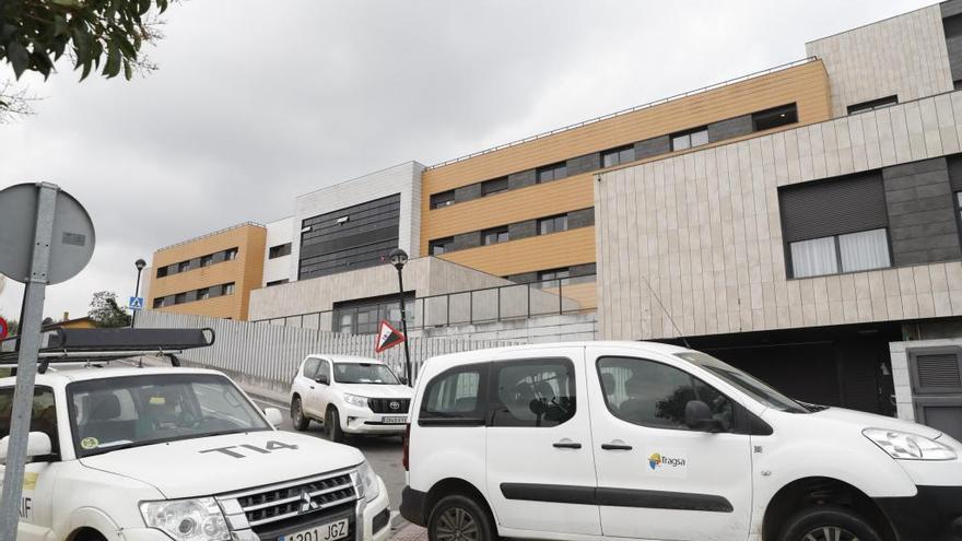 Vehículos de los equipos de desinfección e higienización, ayer, delante de la residencia de El Villar (Piedras Blancas).