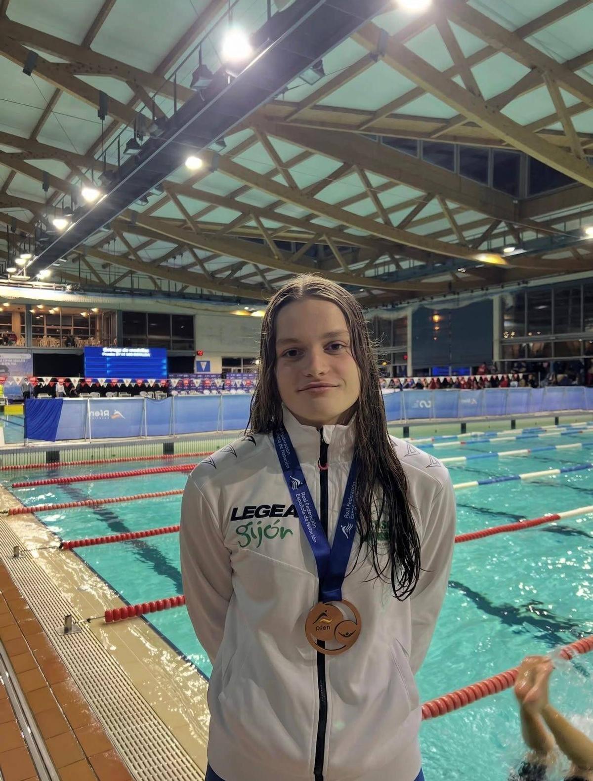 María Zornoza, con su medalla en el Nacional de piscina corta de Barcelona.