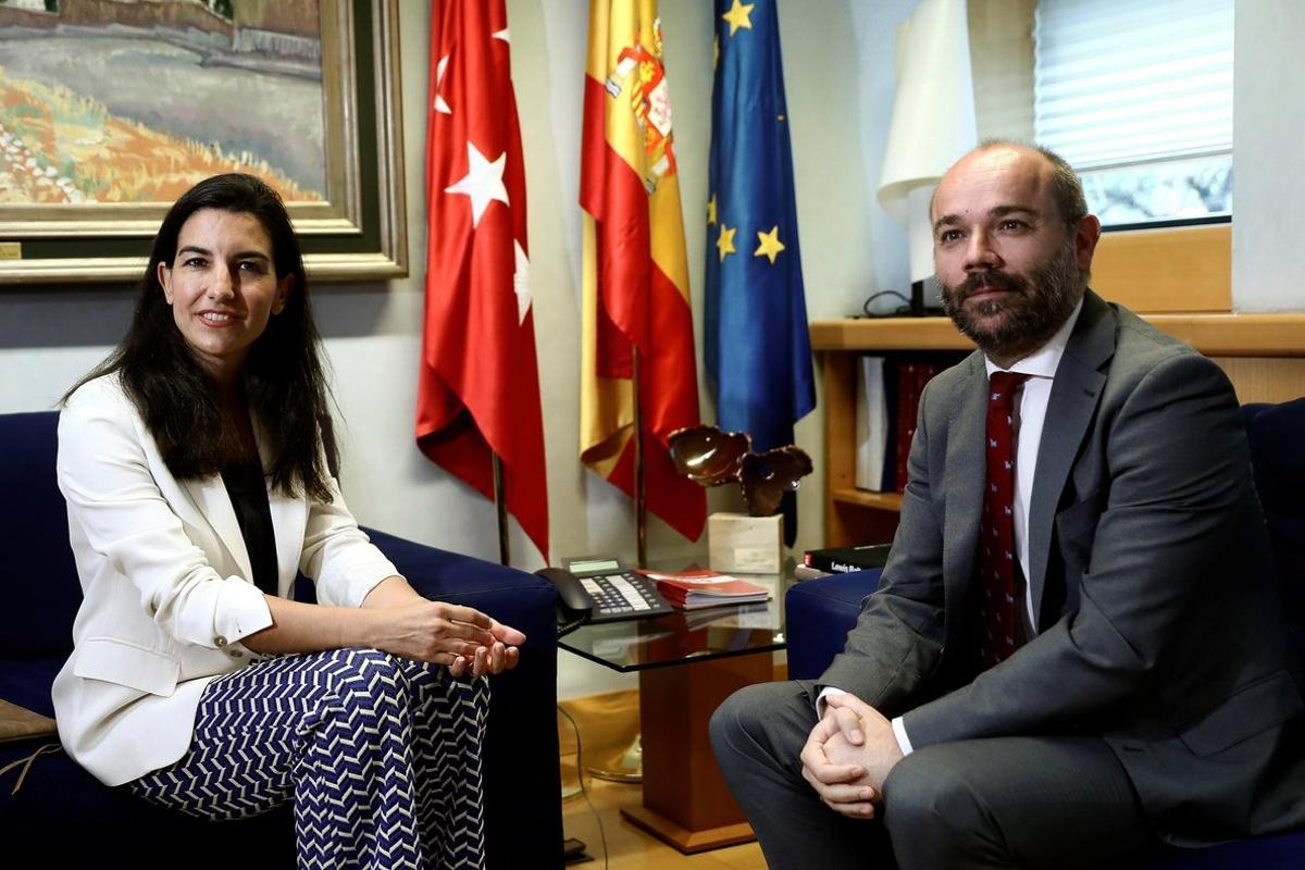 GRAF1232. MADRID, 09/07/2019.- El presidente de la Asamblea de Madrid, Juan Trinidad, y la candidata de Vox en la Comunidad de Madrid, Rocío Monasterio, durante la reunión que han mantenido este martes, dentro de una nueva ronda de contactos con los seis grupos parlamentarios. EFE/MARISCAL