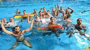 Los jugadores de la selección de waterpolo masculina, tras conquistar el título mundial hace un año en Budapest