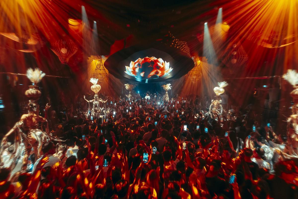 Black Coffee actuando en una fiesta.