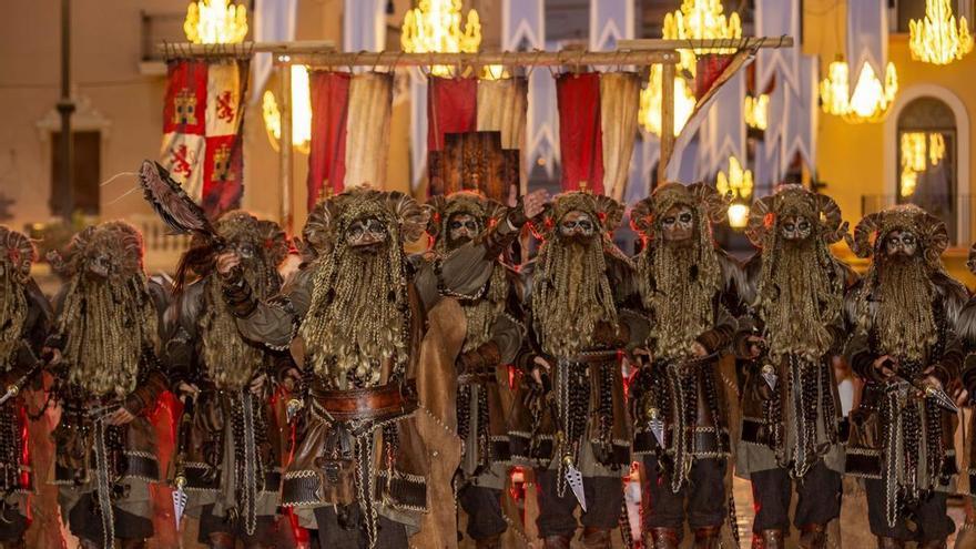 La Entrada Cristiana de Elche vence a la lluvia y se impone a la peste negra