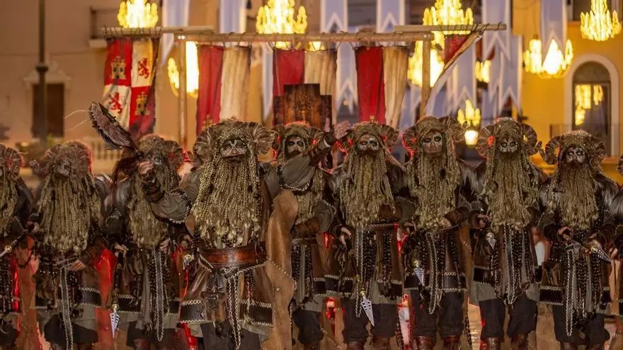 La Entrada Cristiana de Elche vence a la lluvia y se impone a la peste negra