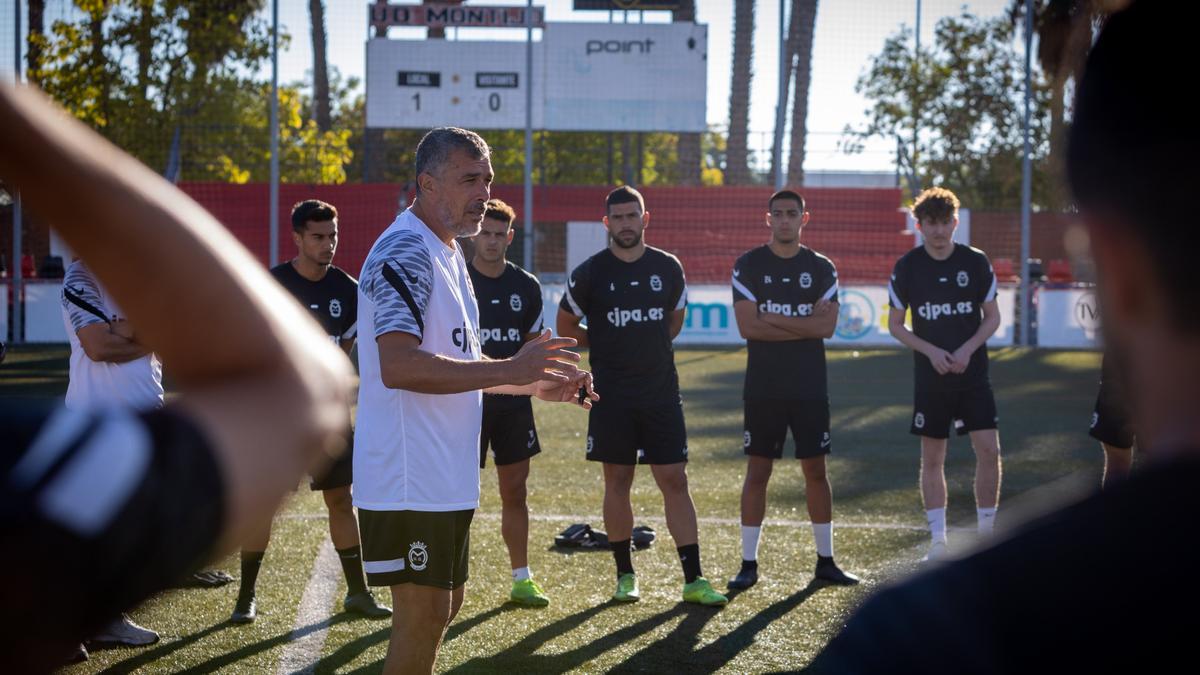 Juan Marrero, entrenador del Montijo, habla con sus jugadores durante un entrenamiento.