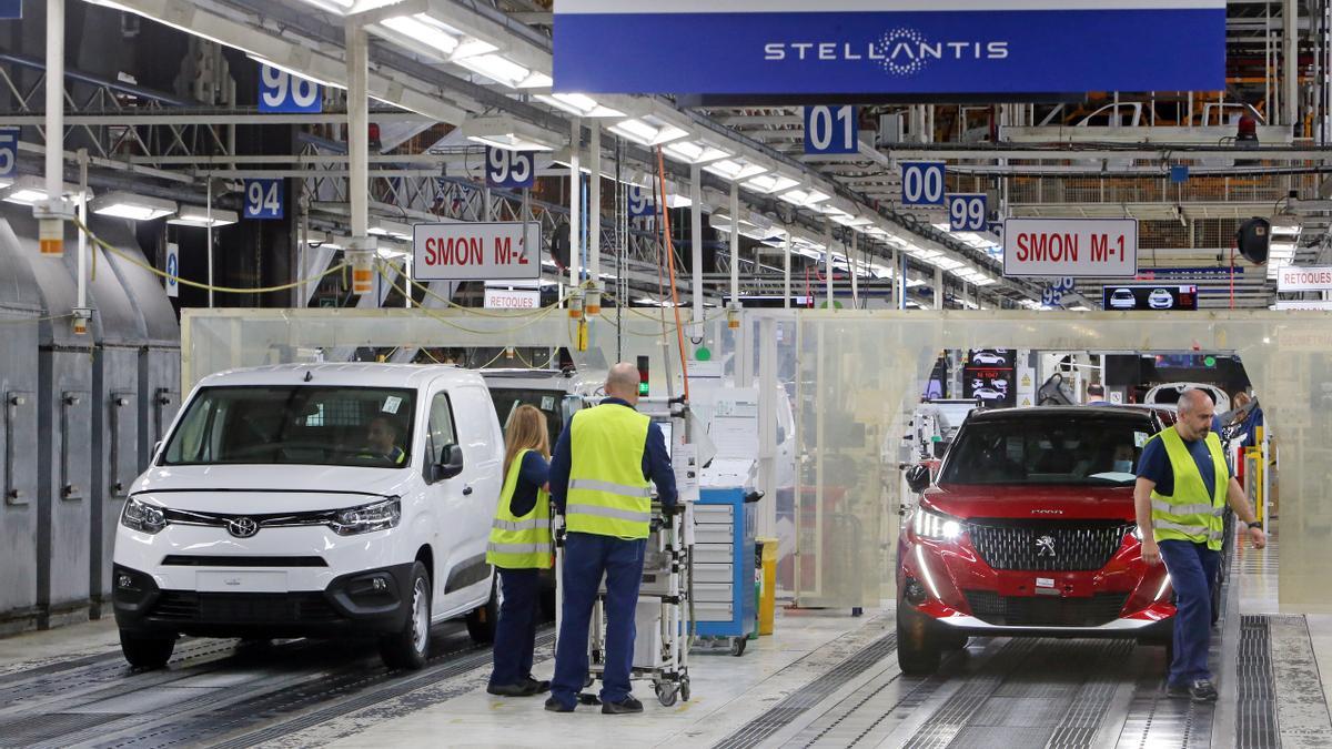 Trabajadores en la factoría de Stellantis en Vigo.