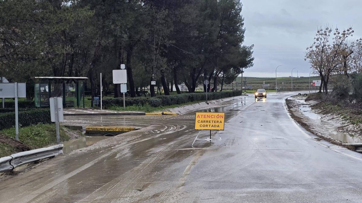 Acceso a la carretera de Maruanas desde la A-306, cortado por inundación.