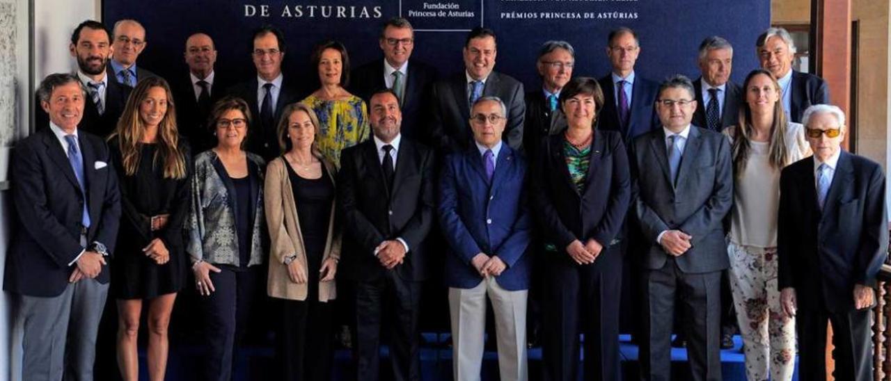 el jurado de los premios &quot;princesa de asturias&quot; de los deportes. Jorge Garbajosa, segundo por la izquierda, posa con sus compañeros de jurado antes del comienzo de las deliberaciones.