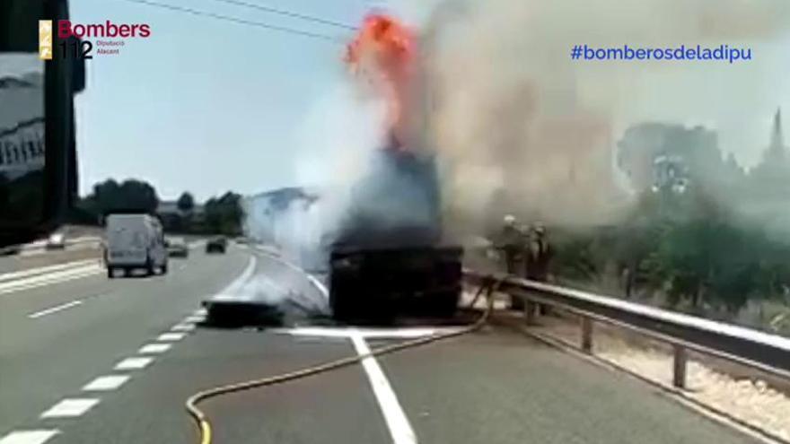 Arde en Cocentaina el remolque de un camión cargado de palets