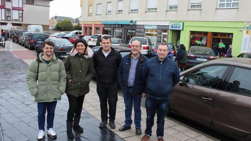 Cinco de los siete integrantes de la nueva directiva: Héctor Rodríguez, Sandra Camarón, César González, Antonio Fernández y José Francisco Méndez, ayer, en la calle Diego García Valdepares de La Caridad.