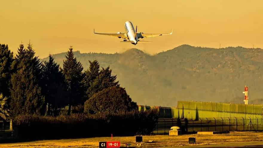 Un vuelo de Ryanair despegando desde el aeropuerto de Vigo.