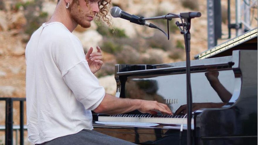 L&#039;artista multidiciplinari Marc Vilajuana omple de música popular i sacra l&#039;església de Lladó