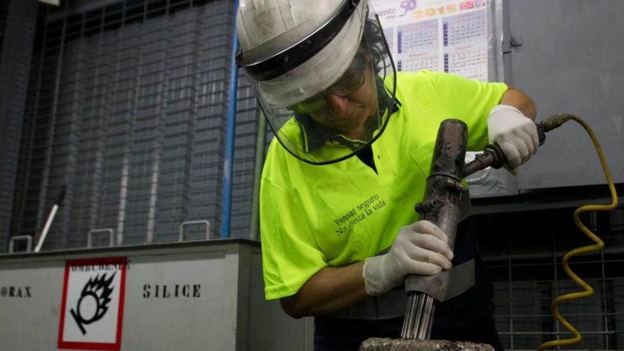 El producto final de la mina, el bullón de oro y de plata, lo hacen las chicas