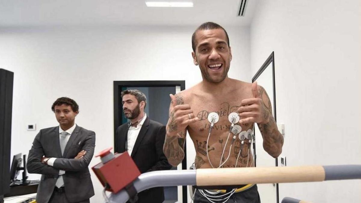 Alves pasando la revisión médica con la Juventus.