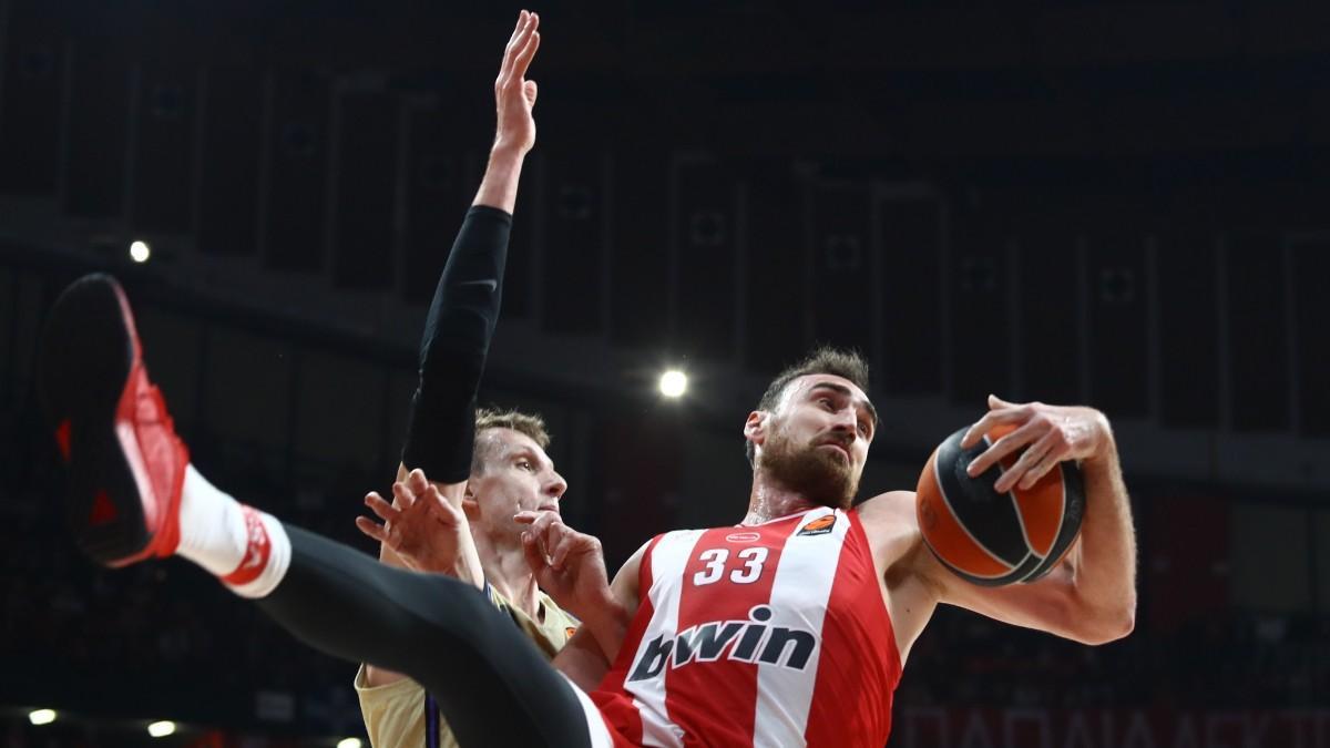 Jan Vesely y Nikola Milutinov, en la lucha por un rebote