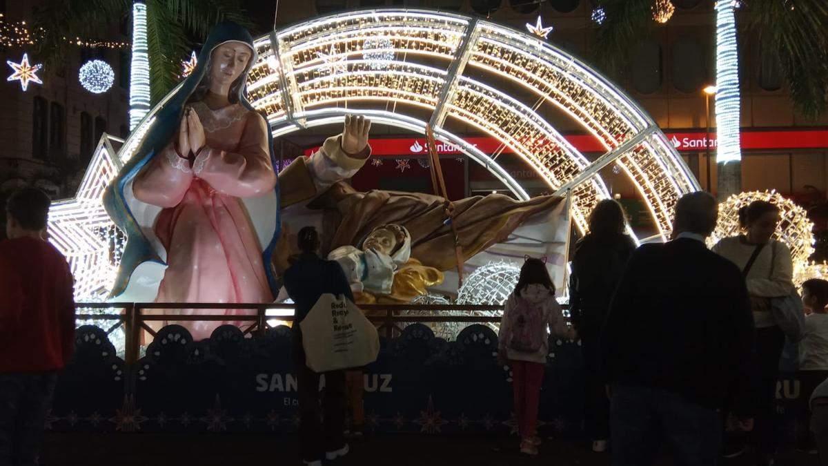 El San José en el suelo, detrás de la Virgen María