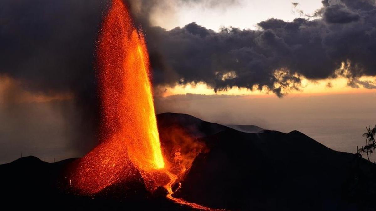 El volcán de La Palma durante una de sus fases eruptivas.