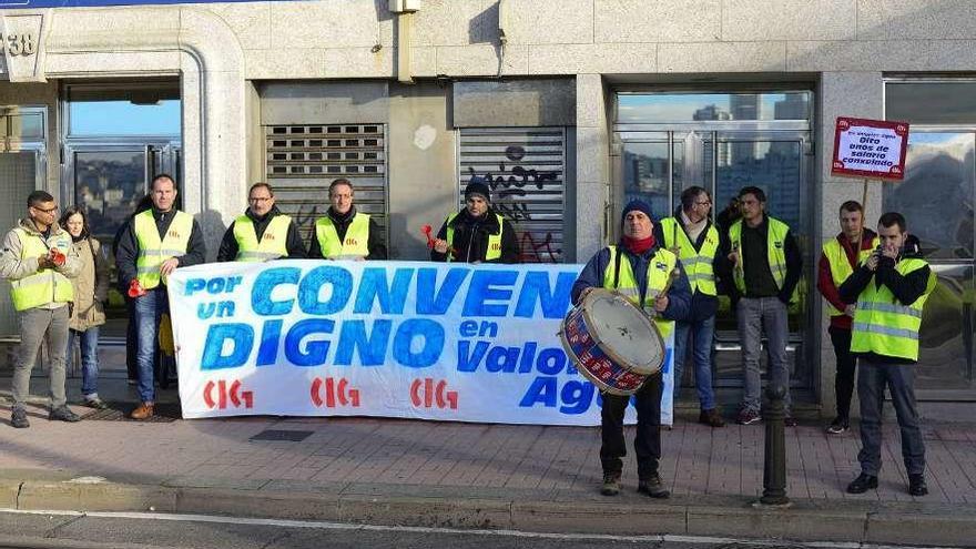 Los trabajadores de Valoriza Agua, ayer ante la sede de la empresa.