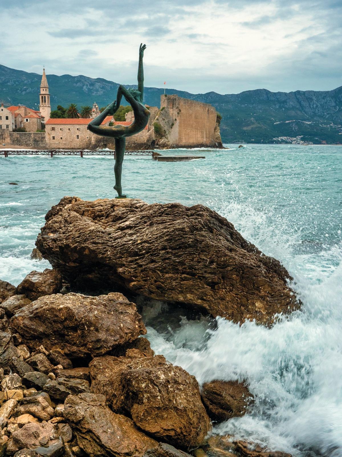 Escultura de la Bailarina de Budva.