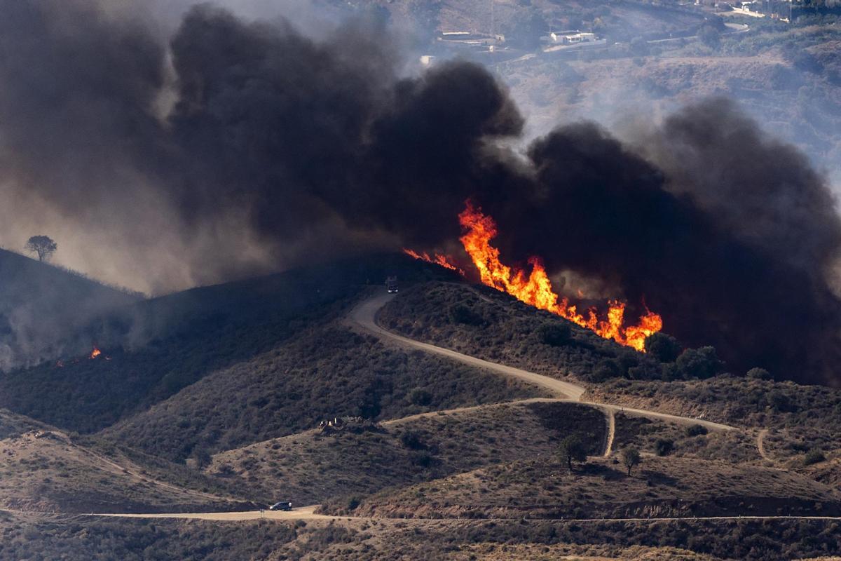 El incendio de Mijas obliga al desalojo de unos 300 vecinos.