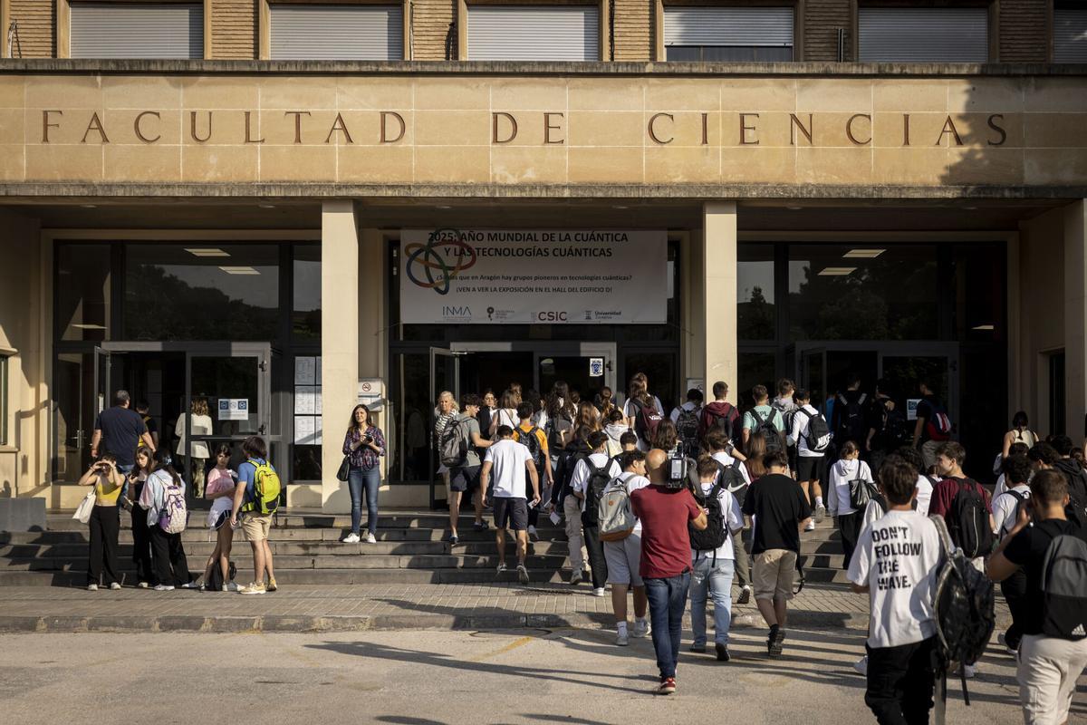 Jóvenes entran a la Facultad de Ciencias de la Universidad de Zaragoza en el primer examen de la PAU del año pasado