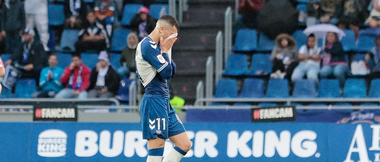 Rahmani se cubre el rostro con la camiseta durante el desafortunado partido con el Sporting, que acabó en derrota.