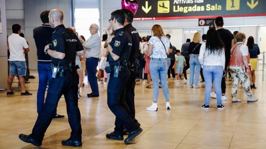 Policías nacionales en la zona de llegadas de un aeropuerto.