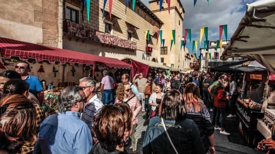 Las calles de Cocentaina fueron el miércoles un río continuo de gente.