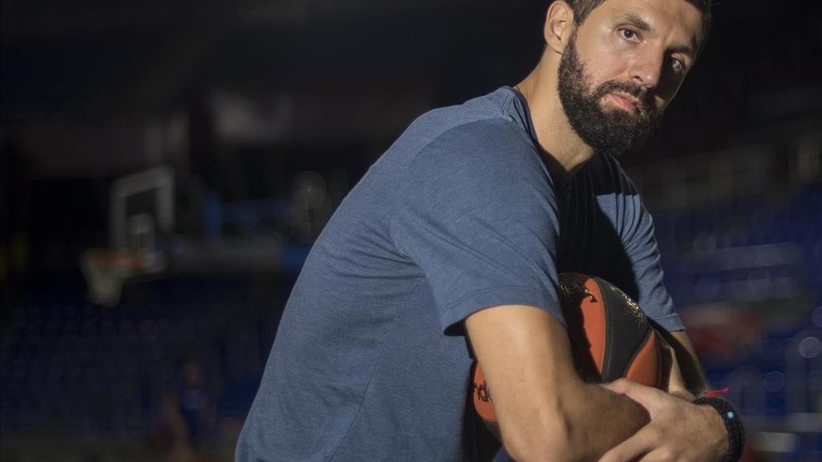 La estrella azulgrana Mirotic posa en el Palau antes de un entrenamiento