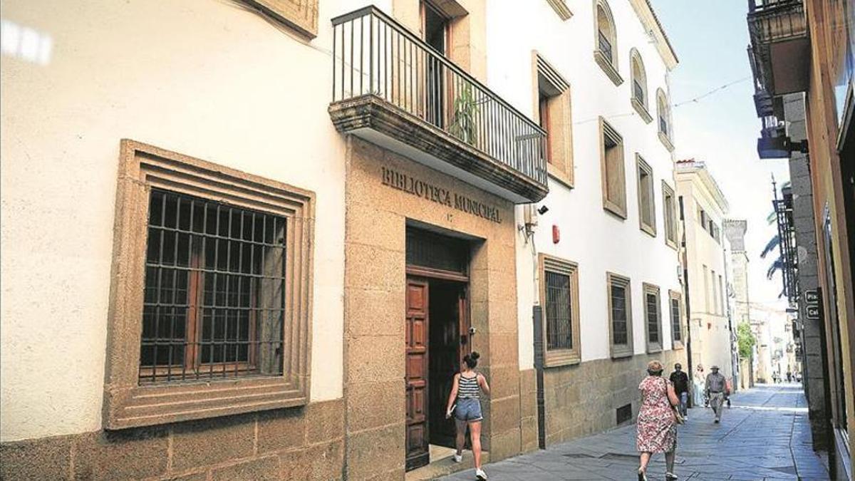 Una imagen de la biblioteca municipal de Plasencia, que acogerá actos por el día del libro.