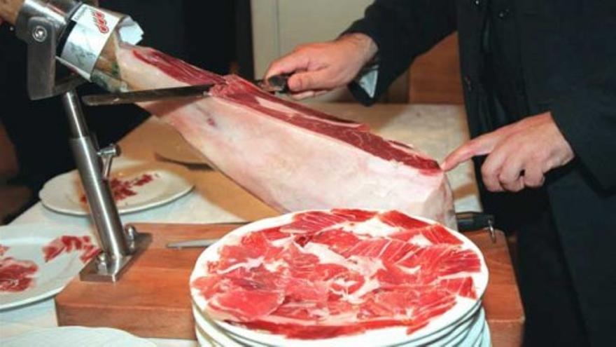 Argentina prohíbe la importación de jamón