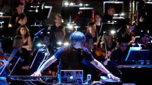 El compositor japonés Ryuichi Sakamoto durante el concierto que ofreció en el Auditorio de Barcelona, acompañado de la Orquesta Sinfonica de Barcelona, en la noche inaugural del Festival de Músicas Avanzadas Sónar 2004.