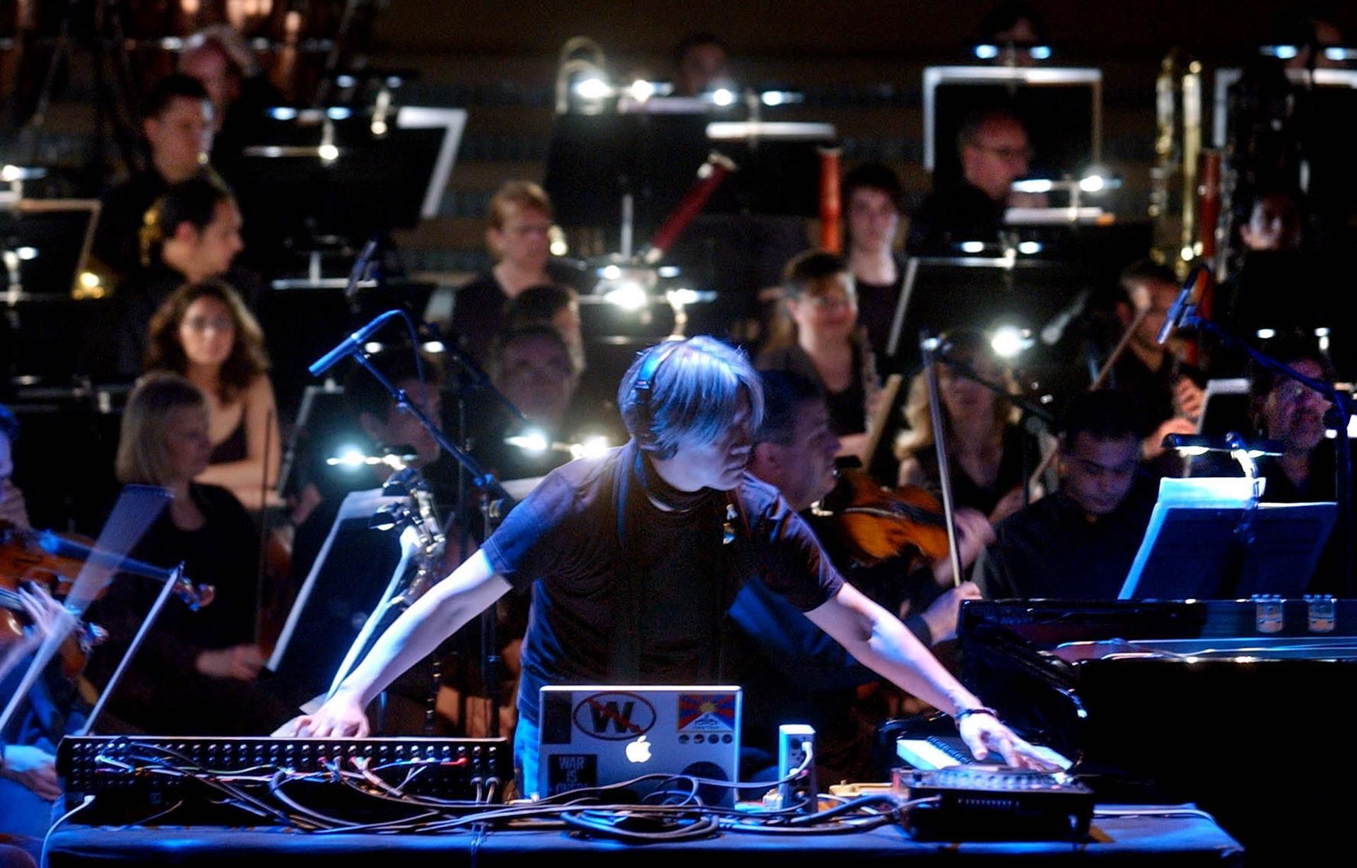 El compositor japonés Ryuichi Sakamoto durante el concierto que ofreció en el Auditorio de Barcelona, acompañado de la Orquesta Sinfonica de Barcelona, en la noche inaugural del Festival de Músicas Avanzadas Sónar 2004.