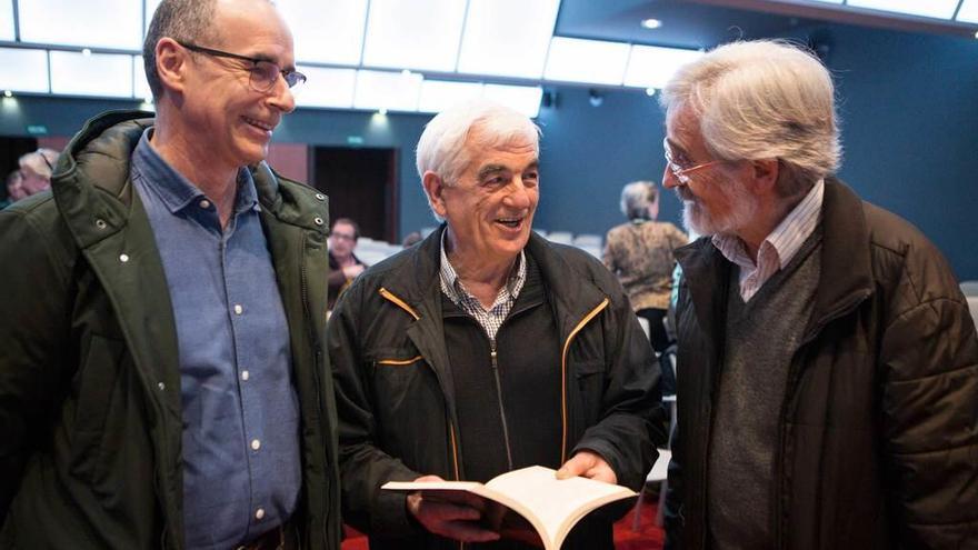 De izquierda a derecha, Carlos González Espina, Leonardo Borque y José María Rozada, ayer, en el Club Prensa Asturiana.