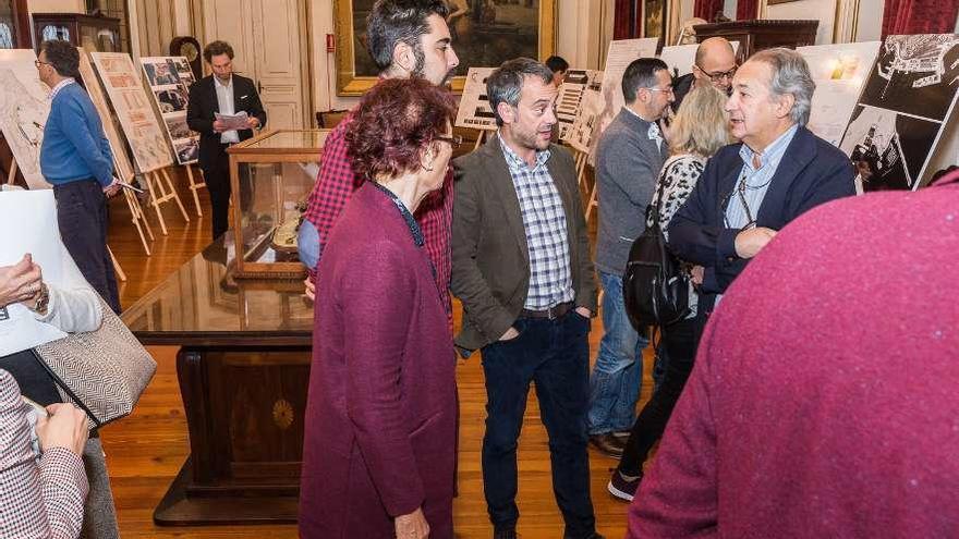 El alcalde, Xulio Ferreiro, en el centro, con miembros del jurado del concurso sobre la fachada marítima.