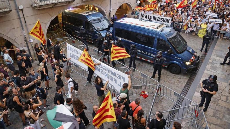 Les imatges de la manifestació i contramanifestació per l'entrada d'immigrants a Ceuta