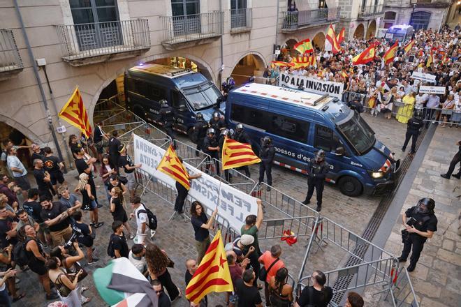 Les imatges de la manifestació i contramanifestació per l'entrada d'immigrants a Ceuta