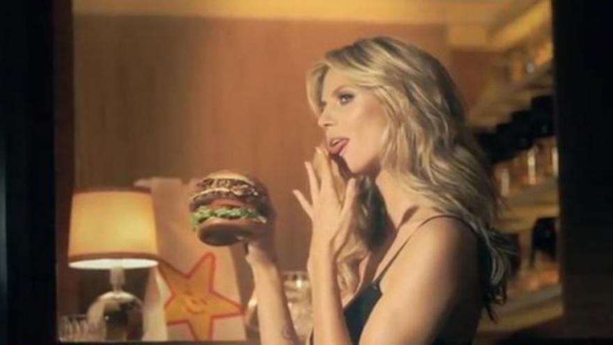 Heidi Klum, devora hamburguesas